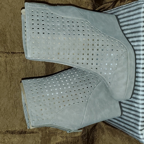 Michael Antonio cream cutout booties - Picture 6 of 9